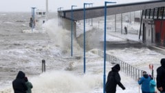 Die Nordsee überschwemmt den Fährterminal in Dagebüll.