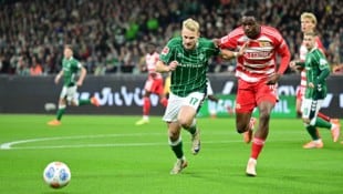 Marco Grüll (links) trifft zum 1:0.