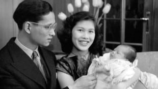 In den 1950er und 1960er Jahren galt Thailands Regentin als Inbegriff asiatischer Anmut und ...