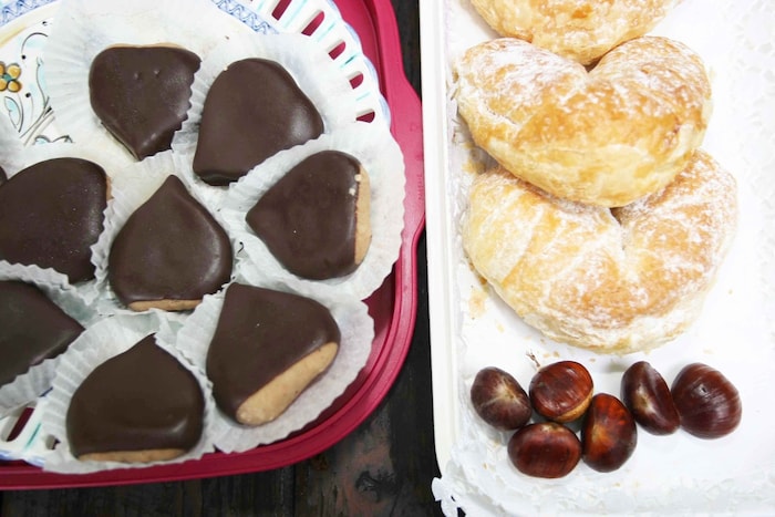 Gebacken werden die Köstlichkeiten von den Klostermarienbergern.