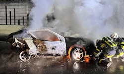 Der ausgebrannte Wagen. Für die Insassen gab es keine Chance auf Rettung.