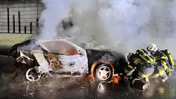 Der ausgebrannte Wagen. Für die Insassen gab es keine Chance auf Rettung.