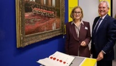 Landeshauptfrau Johanna Mikl-Leitner und Landtagspräsident Karl Wilfing mit einem Faksimile des ...