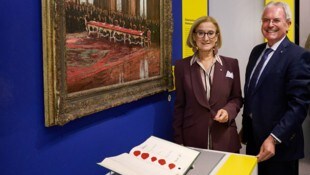 Landeshauptfrau Johanna Mikl-Leitner und Landtagspräsident Karl Wilfing mit einem Faksimile des ...