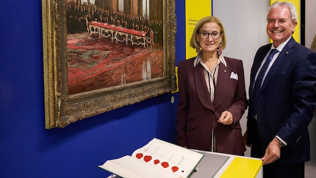 Landeshauptfrau Johanna Mikl-Leitner und Landtagspräsident Karl Wilfing mit einem Faksimile des ...