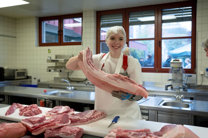 Fleisch für die Weiterverarbeitung vorbereiten: ein echtes Handwerk, das gelernt werden muss.