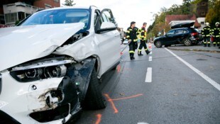 Beide Unfallwagen wurden stark beschädigt.