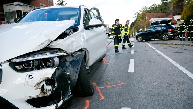 Beide Unfallwagen wurden stark beschädigt.