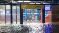 Bei einer Sturmflut an der Nordseeküste wurde wie bereits im Jänner dieses Jahres der Fährhafen ...