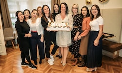 Michaela Altendorfer (Mi.) und ihr Team freuten sich über das Jubiläum und wichtige Spenden.