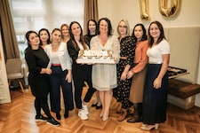 Michaela Altendorfer (Mi.) und ihr Team freuten sich über das Jubiläum und wichtige Spenden.