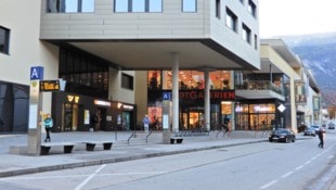 Vor diesem Einkaufszentrum im Tiroler Schwaz wurde der Jugendliche attackiert und ausgeraubt.