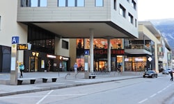 Vor diesem Einkaufszentrum im Tiroler Schwaz wurde der Jugendliche attackiert und ausgeraubt.