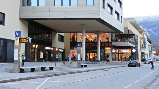 Vor diesem Einkaufszentrum im Tiroler Schwaz wurde der Jugendliche attackiert und ausgeraubt.