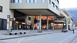 Vor diesem Einkaufszentrum im Tiroler Schwaz wurde der Jugendliche attackiert und ausgeraubt.