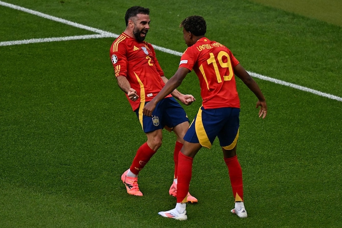 Im Nationalteam Kollegen: Dani Carvajal (l.) soll das Gespräch mit Lamine Yamal suchen.