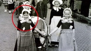 Monika Puhr im Jahr 1949 mit Gastschwester Jantje Agterhuis daneben. Jantjes Sohn sucht nach ...