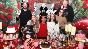 Auf den Spuren von Alice im Wunderland wandelt Christoph Rahofer (re.) in Tattendorf.