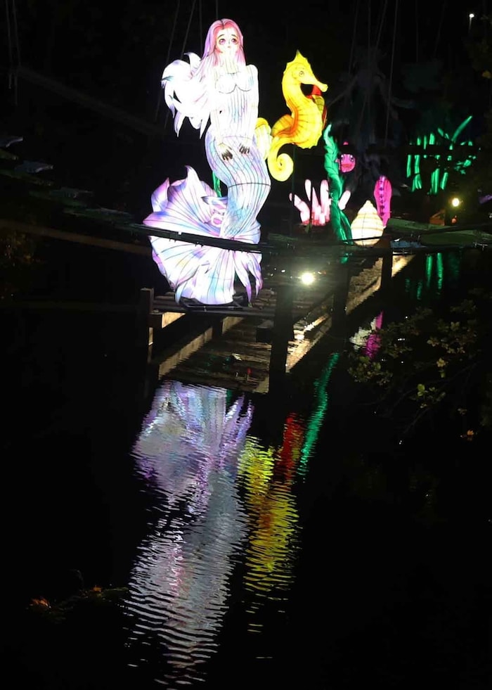 Stimmungsvolle Lichtfiguren säumen den Rundweg.