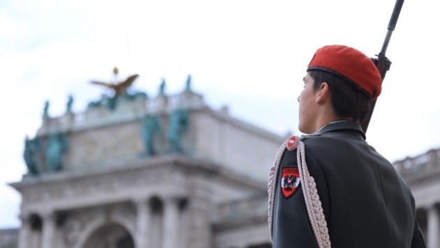 Soldat am Heldenplatz: Ein Symbolbild auch für Österreichs Neutralität. Das Bundesheer steht für ...
