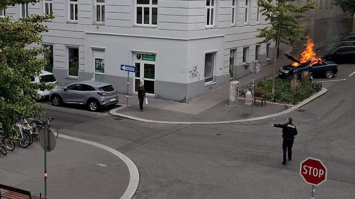 Ein alter Mercedes ist laut Polizeiinformationen nach einem technischen Defekt in Brand geraten.