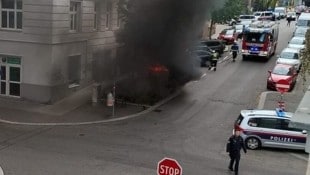 Wiener Anrainer hörten mehrmals einen Knall, offenbar war ein altes Auto explodiert. Die ...