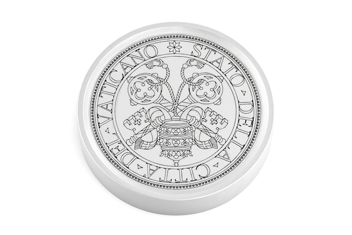 Den Objektivdeckel zieren die Insignien des Vatikans.