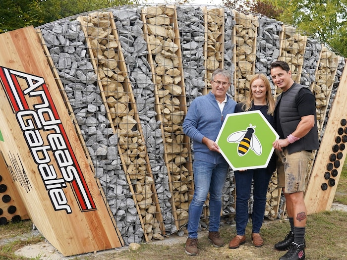 „BeeWild“-Initiator Manfred Hohensinner, Futura-Chefin Katrin Hohensinner-Häupl und Sänger ...