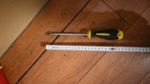 Nach der Schraubenzieher-Attacke läuft die Fahndung nach den Tätern mit Hochdruck. 