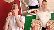 Und hopp – der klassische Wurf des Teiges nach oben . . . optisches „Ritual“ für Pizza-Experten. ...