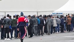 Migranten in Spielfeld