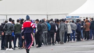 Migranten in Spielfeld