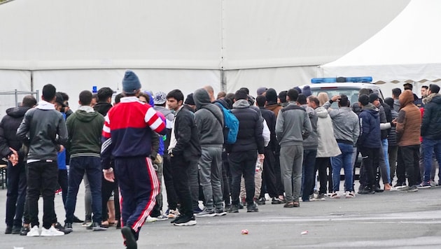 Migranten in Spielfeld
