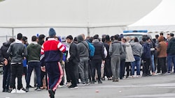 Migranten in Spielfeld