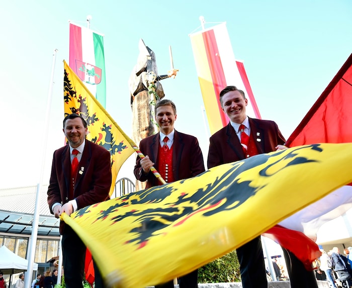 Die Fahnenschwinger unter der Marktfreyung: Viel Tradition am Ursulamarkt!