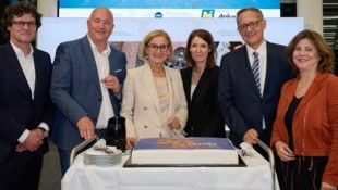 Accent-Chef Moll (2. v. li.), Mikl- Leitner und Ofner (2. v. re.) freuten sich am Flughafen über ...