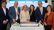 Accent-Chef Moll (2. v. li.), Mikl- Leitner und Ofner (2. v. re.) freuten sich am Flughafen über ...