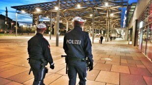 Ohne erkennbaren Grund soll die fünfköpfige Bande den jungen Mann und seine Freunde attackiert ...