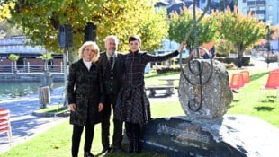 Margit Heissenberger, Robert Jung und Barbara Jung bei der Einweihung des neuen Lid-Denkmals in ...