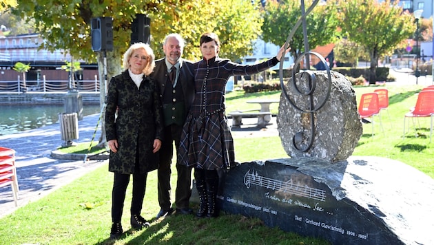 Margit Heissenberger, Robert Jung und Barbara Jung bei der Einweihung des neuen Lid-Denkmals in ...