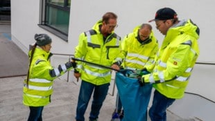 Die Klienten von Provinzenz sorgen für Sauberkeit: Sarah, Martin und Christian mit ihrem ...