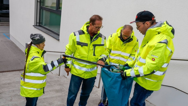 Die Klienten von Provinzenz sorgen für Sauberkeit: Sarah, Martin und Christian mit ihrem ...