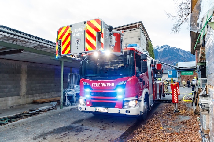 Von der Feuerwehr Bludenz ist eine Drehleiter angefordert worden.