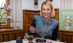 Carina bei der Arbeit: Mit Pinzette und Mini-Waage geht es ans Verpacken in kleine Glas-Tiegel. ...