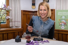 Carina bei der Arbeit: Mit Pinzette und Mini-Waage geht es ans Verpacken in kleine Glas-Tiegel. ...