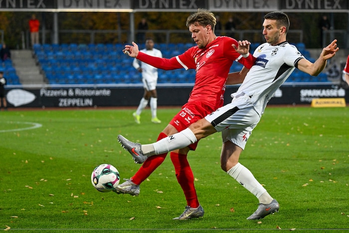 Stefan Umjenovic (r.) überdehnte sich das Knie, musste zur Halbzeit ausgewechselt werden.