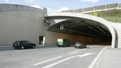 Kurz vor dem Tunnel Liefering kracht die Frau in die Mittelleitschiene.