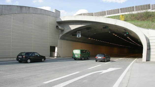 Kurz vor dem Tunnel Liefering kracht die Frau in die Mittelleitschiene.