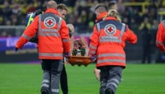 Timo Hübers musste mit großen Schmerzen abtransportiert werden.