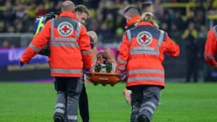 Timo Hübers musste mit großen Schmerzen abtransportiert werden.